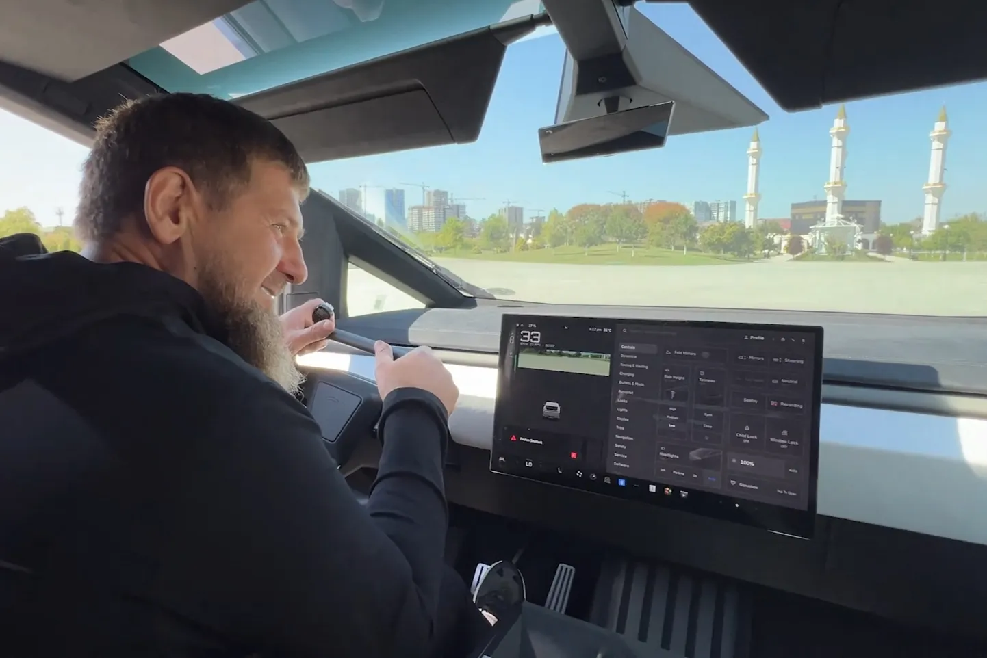 Kuvatõmmis Tšetšeenia autoritaarse liidri Ramzan Kadõrovi Telegrami kontolt, millel on näha meest sõitmas Tesla Cybertruckiga.