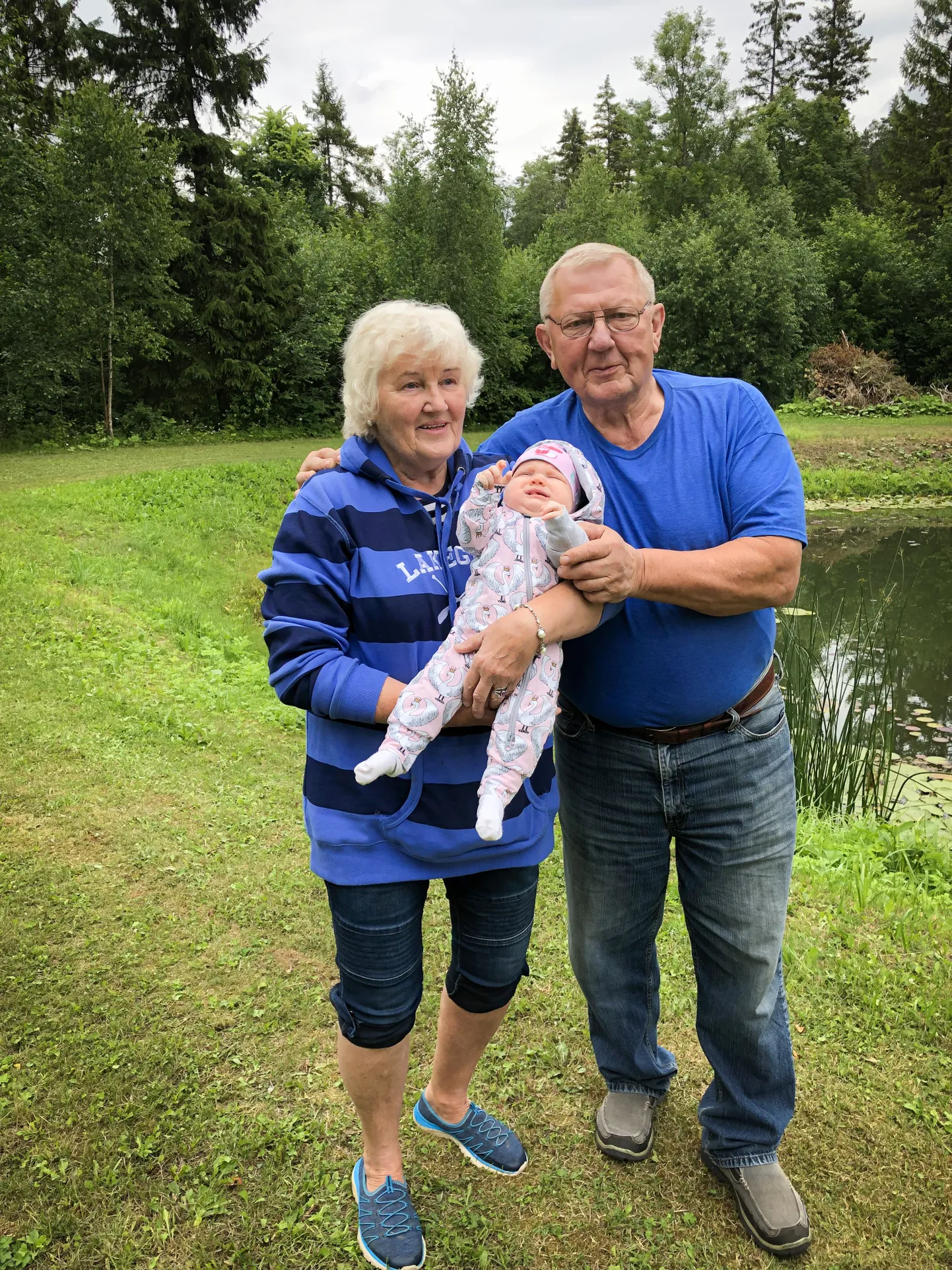 MAAKODUS: Toomas ja Silvi Sannikas lapselapselaps Nora-Mariega oma maakodus.