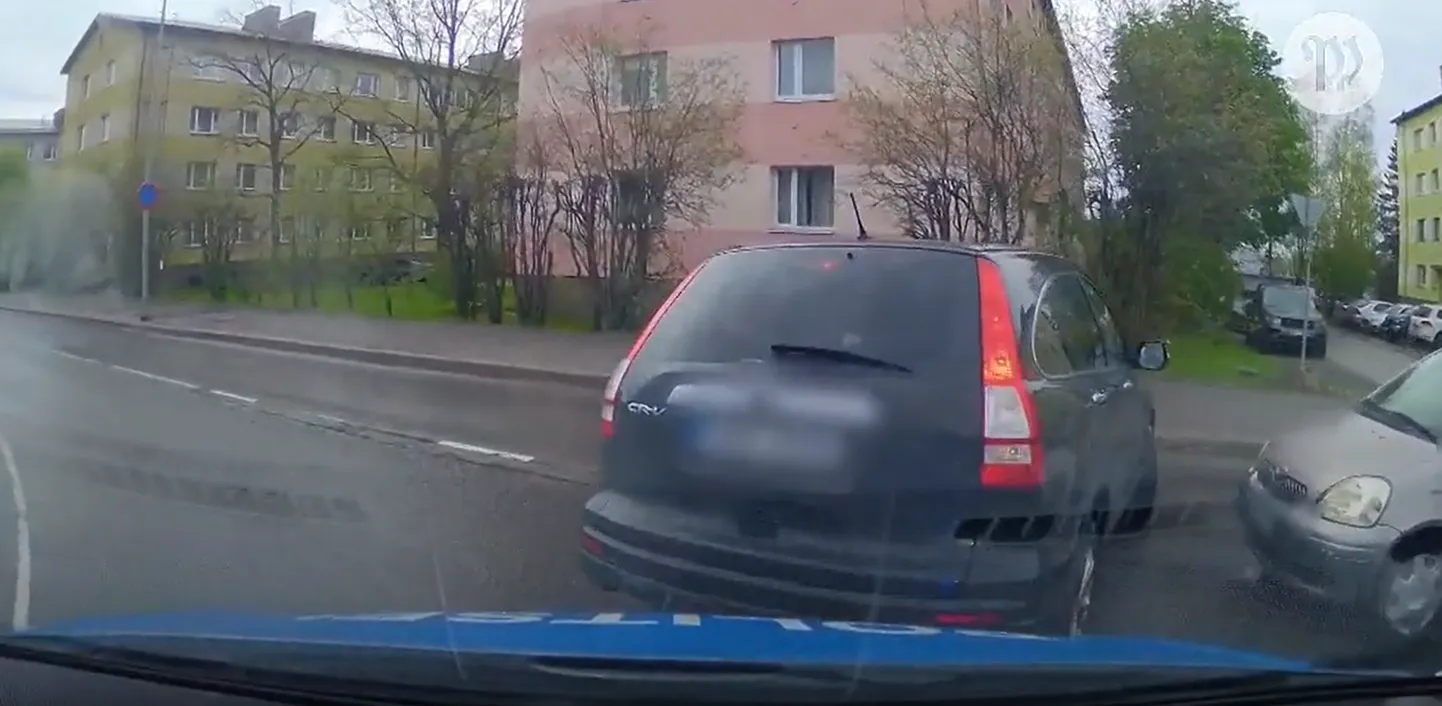 Jõudnud Uus-Saugaga ristuva Jannseni tänavani, kaotas põgeneja Ülejõe apteegi juures auto üle kontrolli, sõitis üle kõnnitee äärekivide ja haljasala ning peatus keset liiklust, risti neljarealise Jannseni tänava keskel.