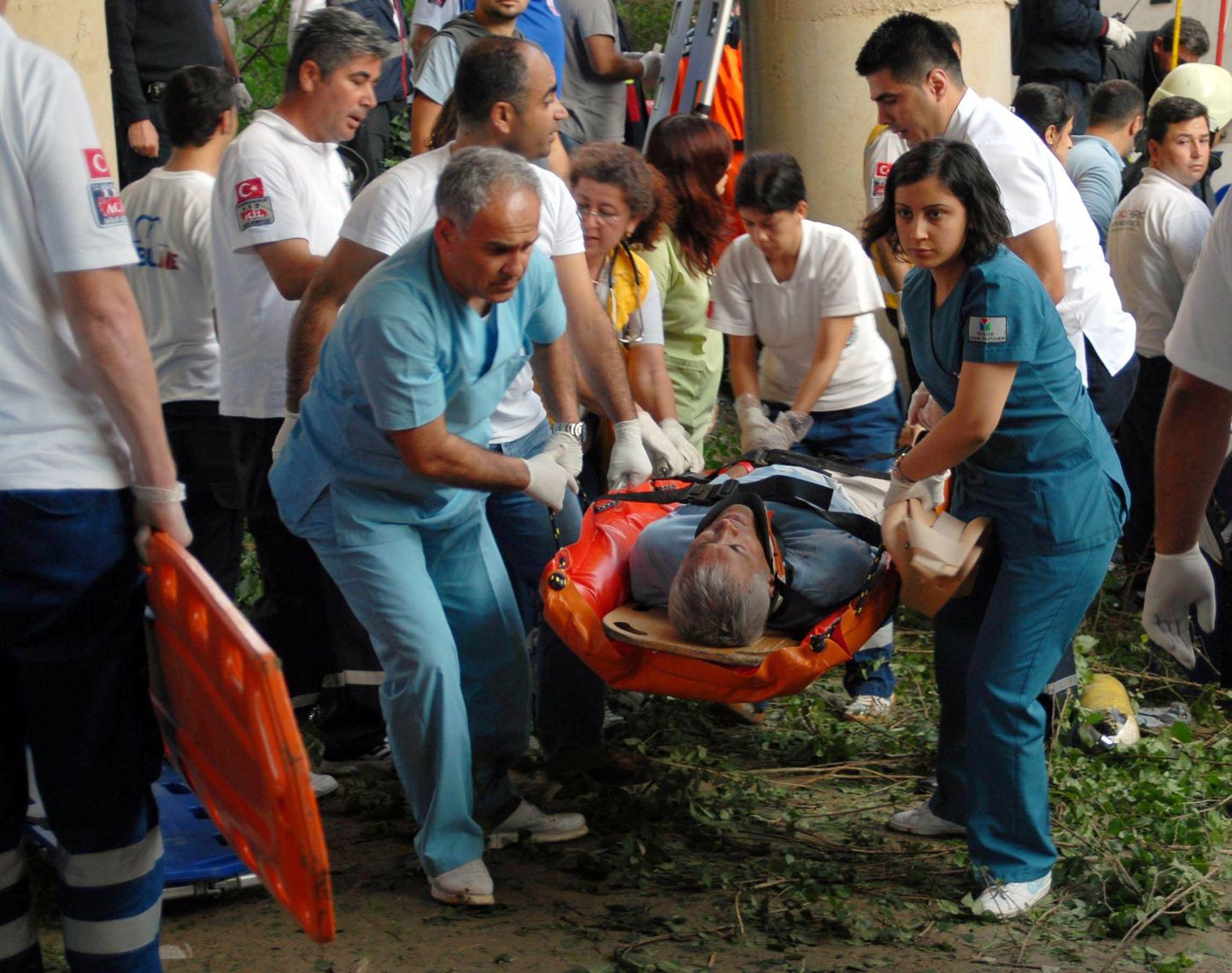 Türgi päästeameti töötajad ja kiirabibrigaadide liikmed tassivad bussiõnnetuses viga saanud inimest.