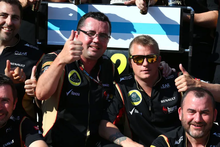 Eric Boullier (keskel) ja Kimi Räikkönen 2013. aastal Lotuse võistkonnas. FOTO: Scanpix