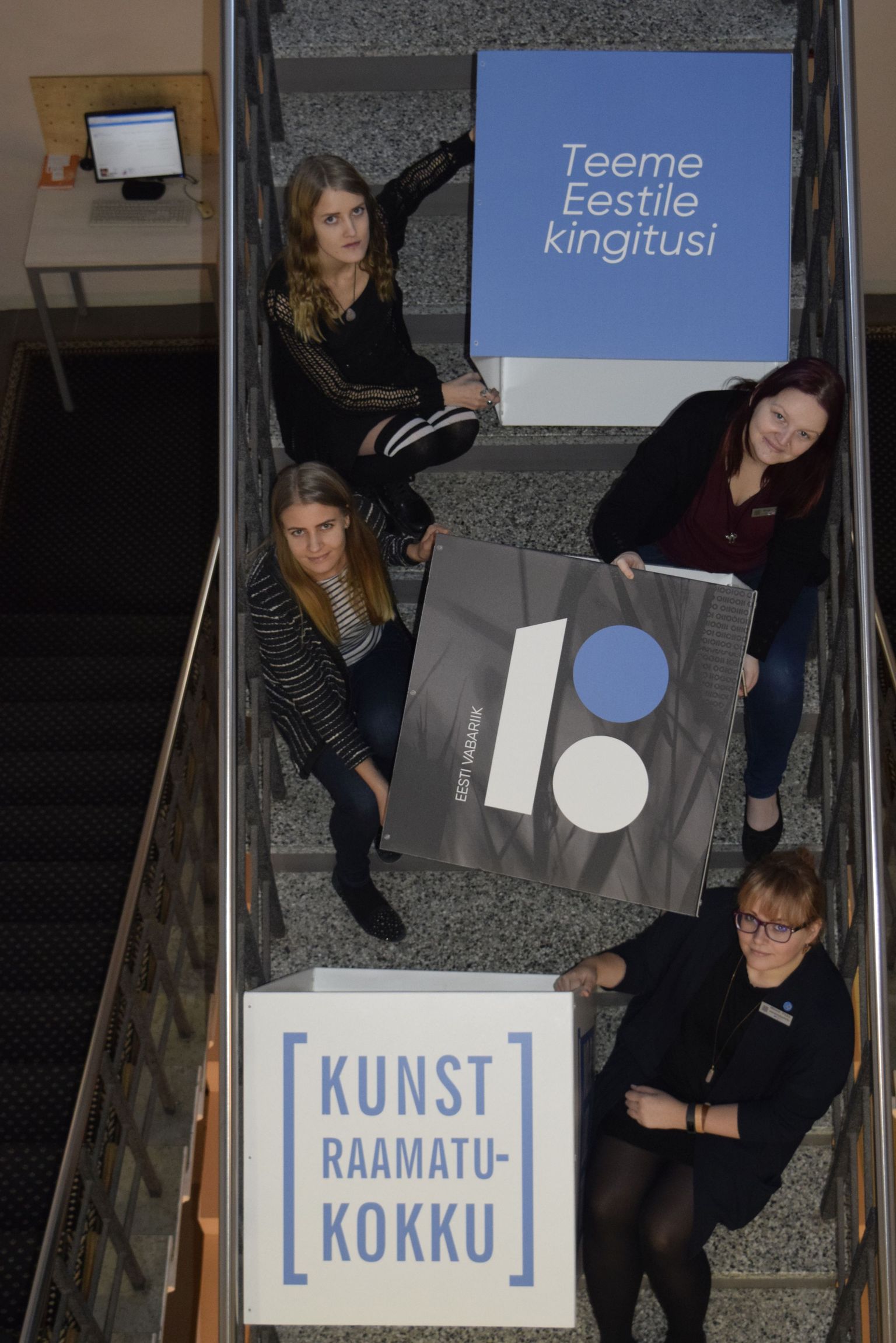 «Kunst raamatukokku!» projektijuht Maarja Pildre, raamatukoguhoidjad Sigrid Sünd ja Mirjam Kaun ning kunstnik Siiri Sünd.