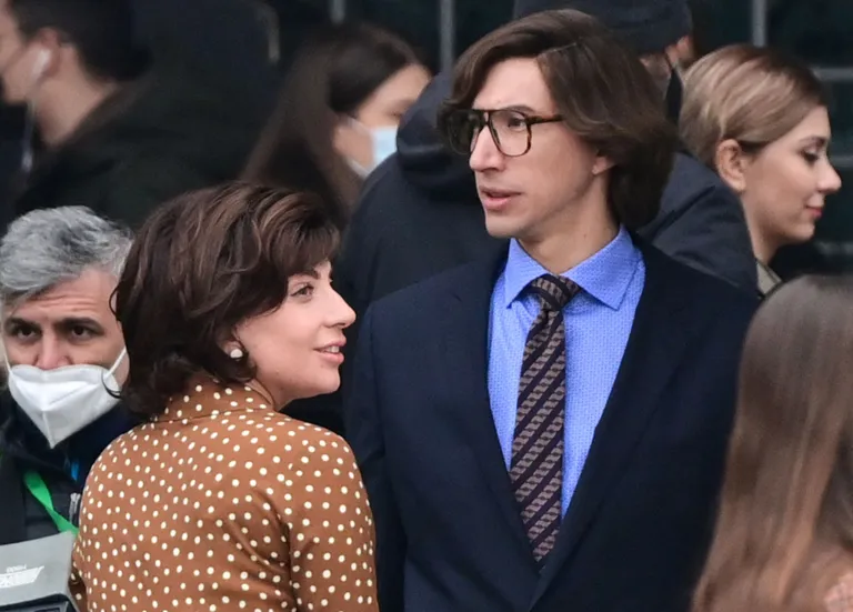 Lady Gaga ja Adam Driver võtteplatsil.