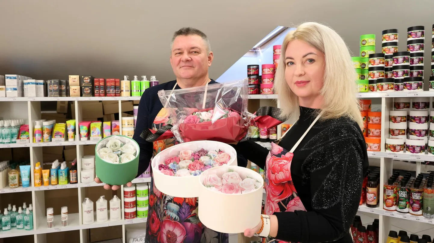 Tartlanna Viktoria Stankus alustas sel aastal sefiirist lillekimpude ning -karpide meisterdamist. Kui asi omal selge, siis õpetas ta ka abikaasa Anatoly sefiirist roose tegema.