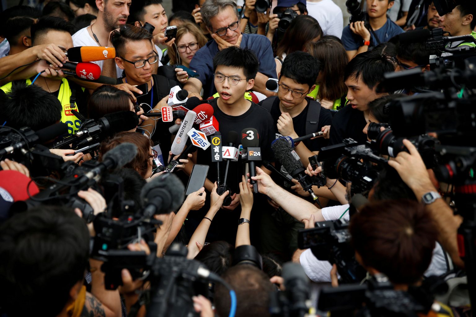 Joshua Wong meeleavaldusel meediaga vestlemas.