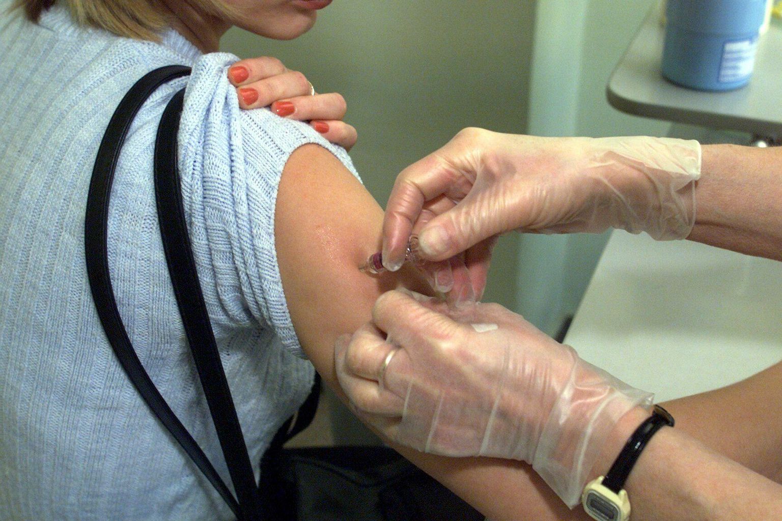 Tervisekassa kampaania kannab sõnumit “Vaktsiiniga on kindlam”.