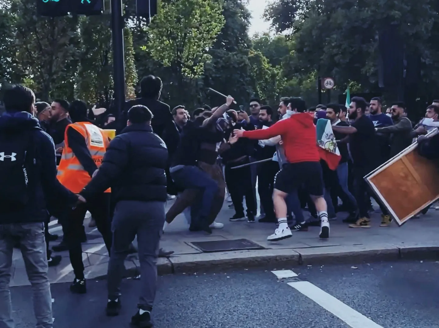 Londonā  25. septembrī izcēlušās policijas sadursmes ar demonstrantiem, kas mēģināja nokļūt pie Irānas vēstniecības,  lai protestētu par jaunas sievietes nāvi tikumības policijas iecirknī Irānā