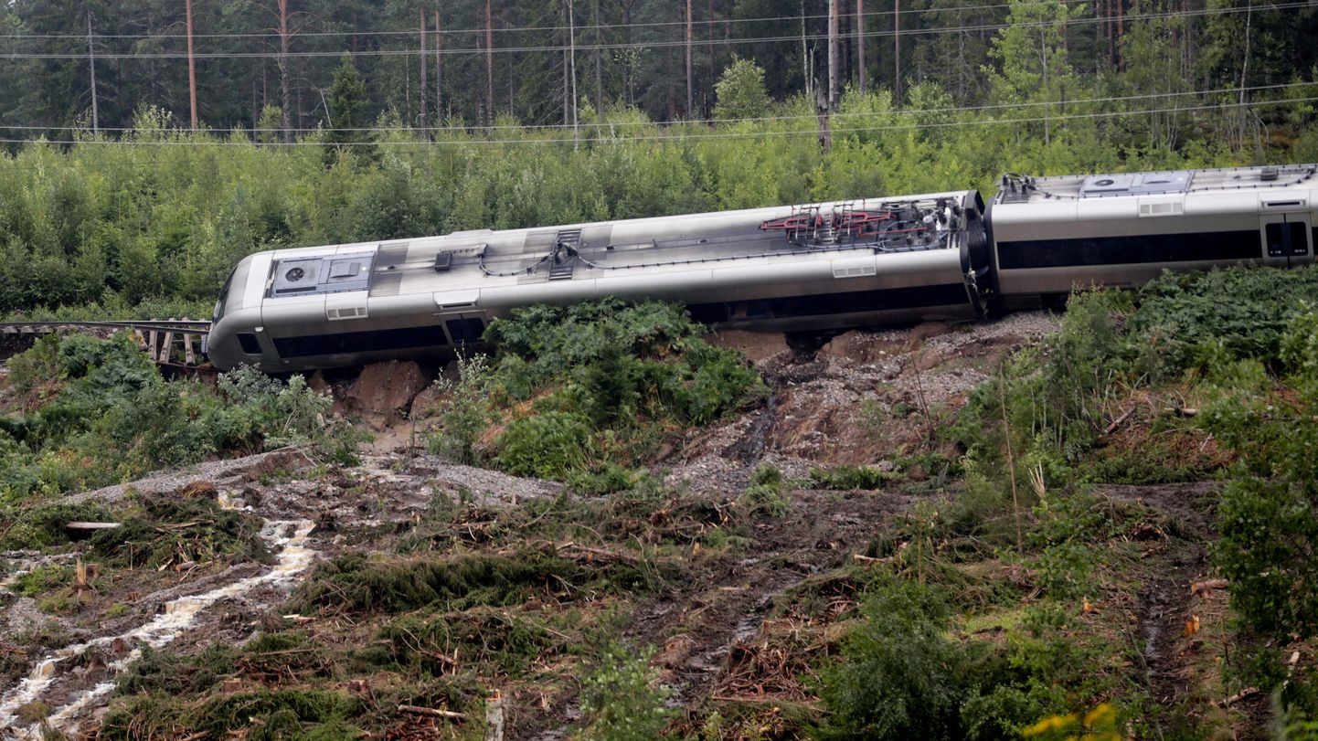 В Швеции из-за сильного дождя поезд сошел с рельсов.