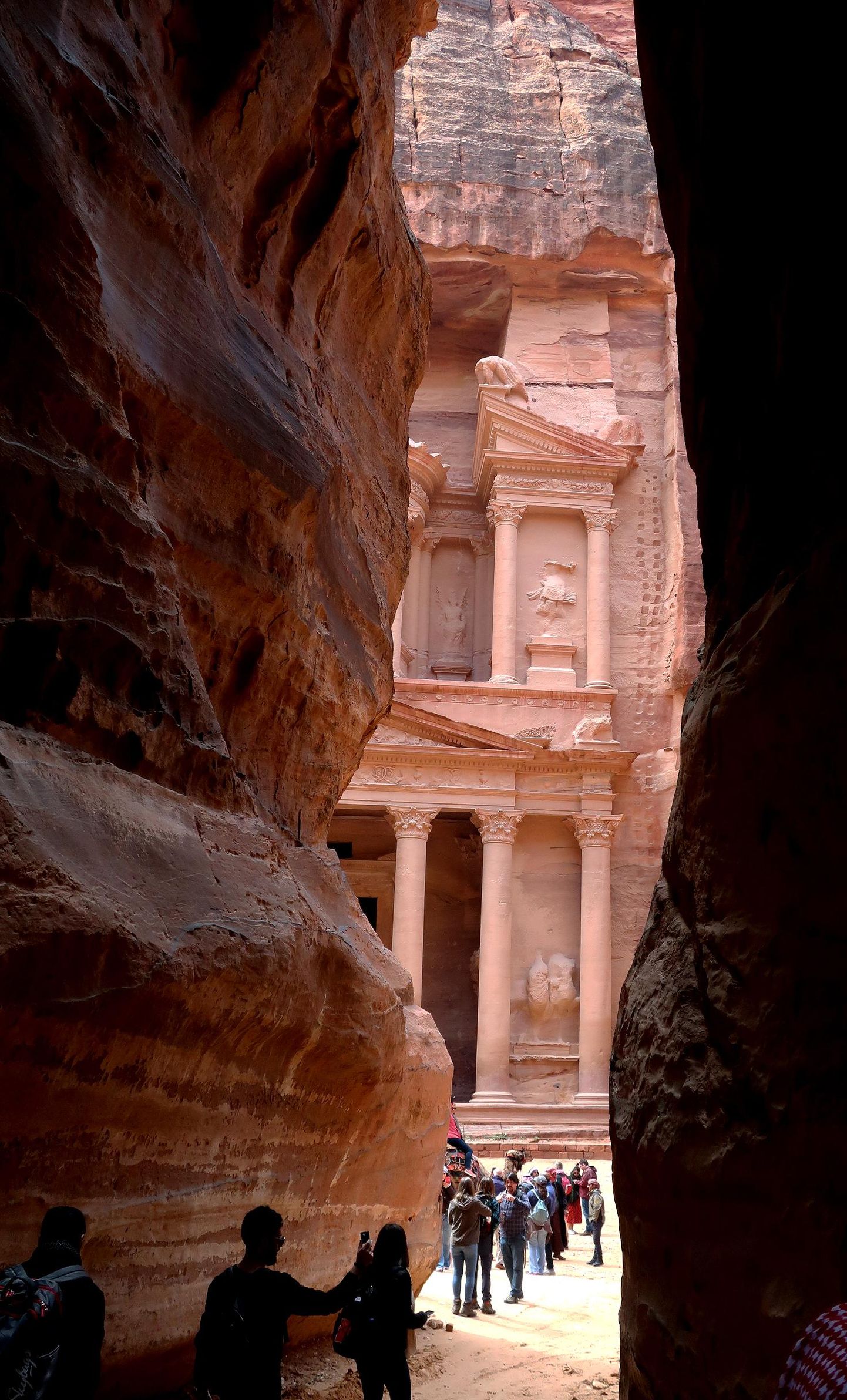 Kitsast kaljuvaheteest avaneb ootamatult Petra kaljulinna üks uhkemaid ehitisi – Varakamber.