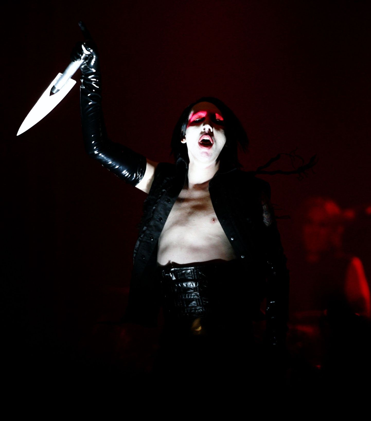 Tuutsiga laval vehkivat Marilyn Mansoni näeb Riias vähem kahe kuu pärast.