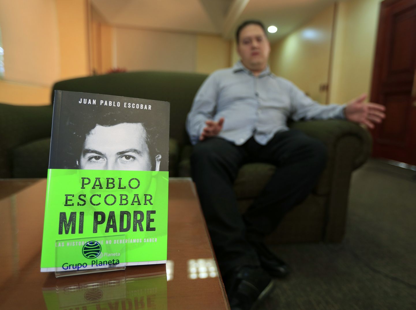 Pablo Escobari poeg Juan Pablo Escobar oma mälestusteraamatuga 2014. aastal. Kuigi raamatu kaanel on ta autorina kirjas vanematelt saadud nimega, muutis narkoparuni poeg oma nime ja praegu on ta Sebastian Marroquin.