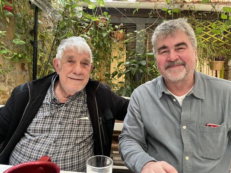 Mart Kivastik kohtus Giorgos Neophytouga, kellega ta oli tutvunud aastaid tagasi Wiesbadeni teatrifestivalil ja kes võiks olla Küprosel Nikosia linnakirjanik, kui seal oleks selline staatus võimalik.