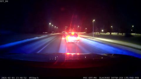 ВИДЕО ⟩ Опасное поведение на дороге: водитель управляет авто под воздействием наркотиков