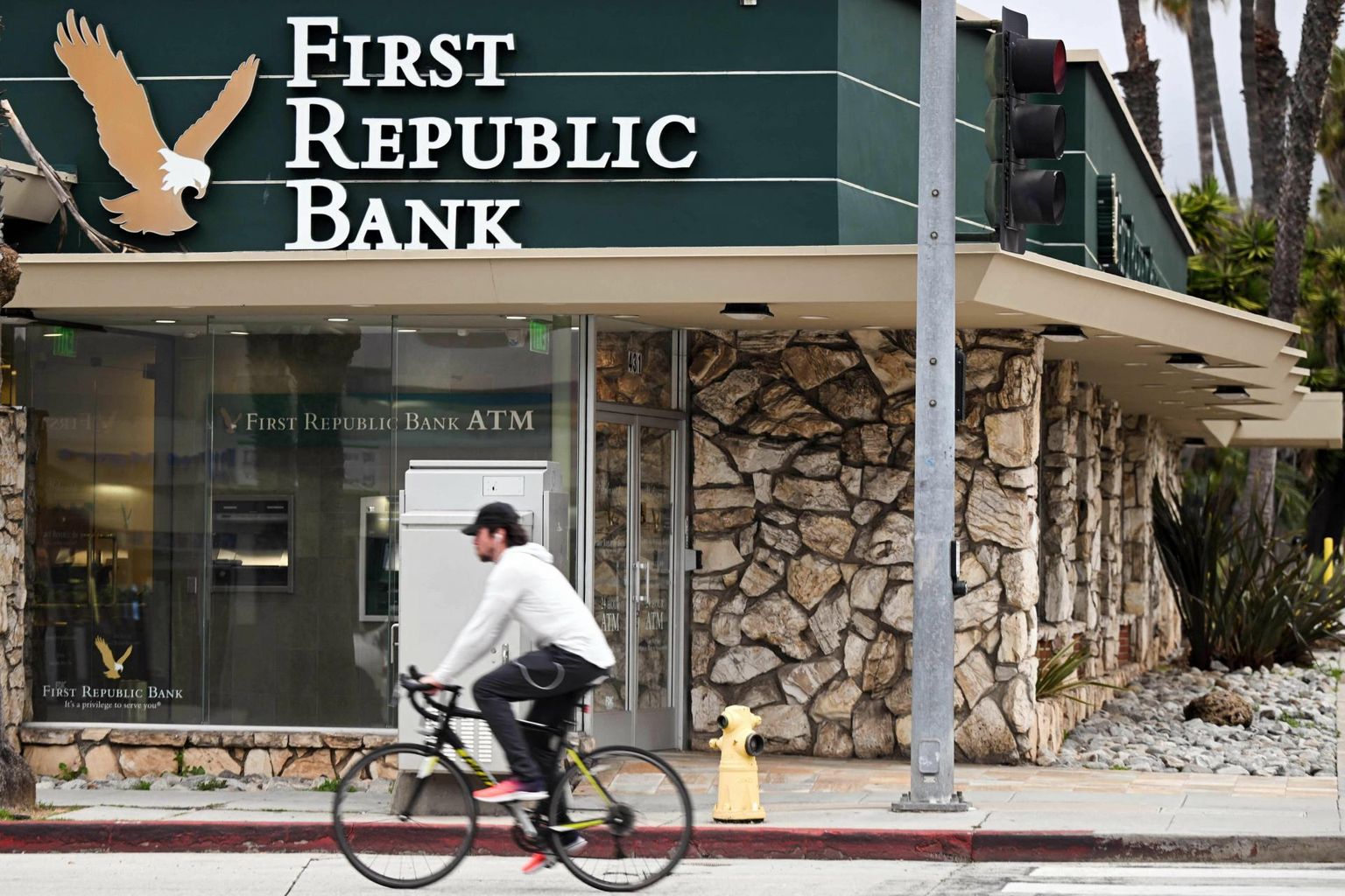 San Franciscos paiknev First Republic pole hoolimata möödunud nädalal välja kuulutatud abipaketist oma probleemidest siiski üle saanud. Esmaspäeval langesid panga aktsiad enam kui 47 protsenti.