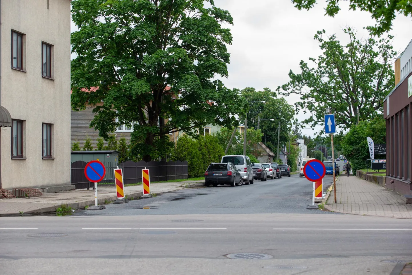 Viljandi autojuhid tunduvad arvavat, et parkimist keelavad märgid on sinna lihtsalt ilu pärast pandud.