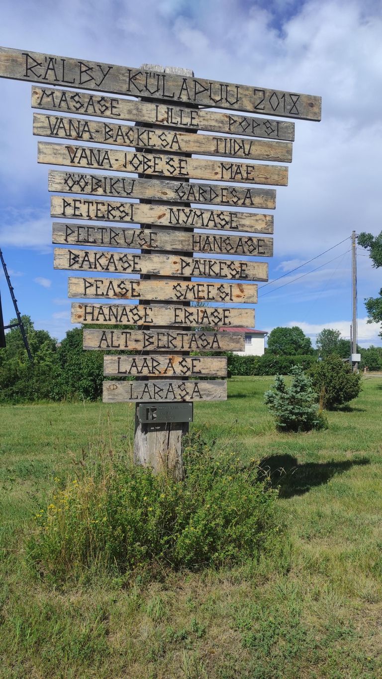 Rälby külaselts on püsti pannud külapuu, kus on jäädvustatud talude nimed.