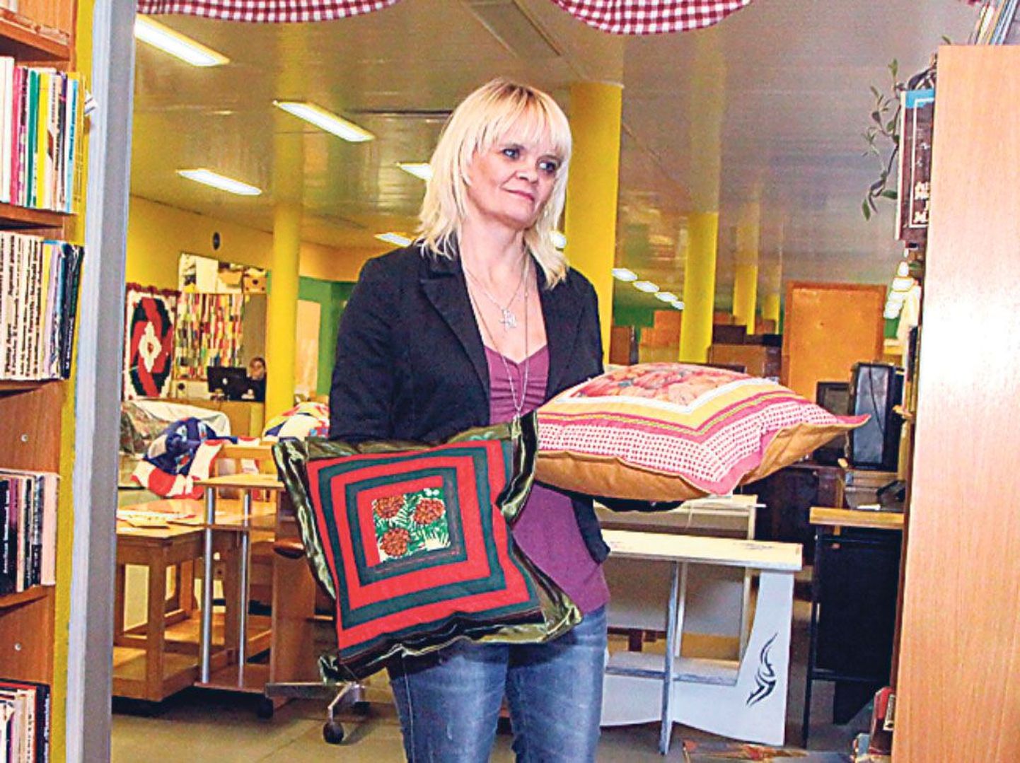 Ringluspoe müüja Erika Vassiljevi käes olevad padjad on ostjate seas populaarsed. Poele võib annetada kangajääke, millest lapitööd sünnivad.