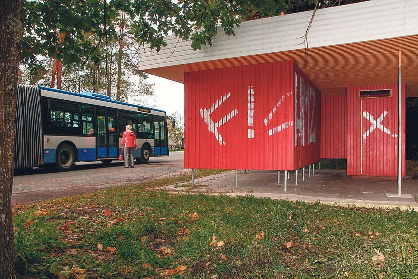 Ehkki Metsamajandi peatus on aastaid olnud mitmegi Pärnu linnaliini algus ja lõpp, ei ole linn sinna tänini suutnud bussijuhtide tarvis viisakat väljakäiku rajada.