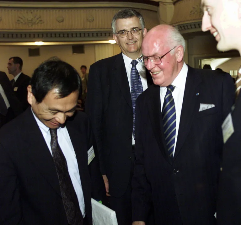 President Lennart Meri kohtumas 2001. aastal Tallinna külastanud Francis Fukuyamaga (vasakul).