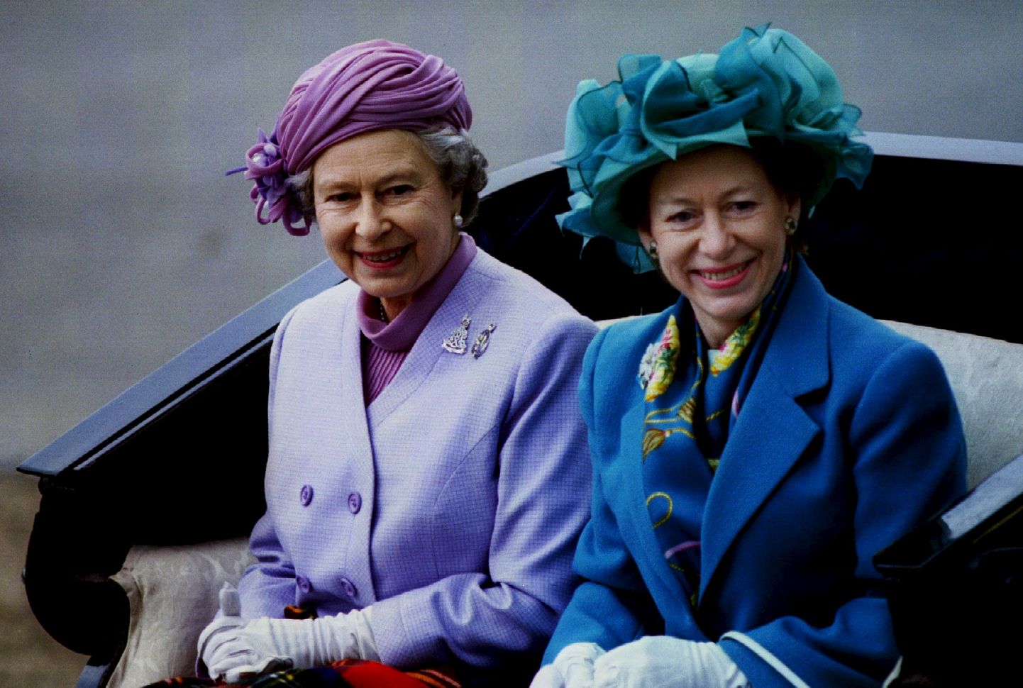 Kuninganna Elizabeth ja princess Margaret.