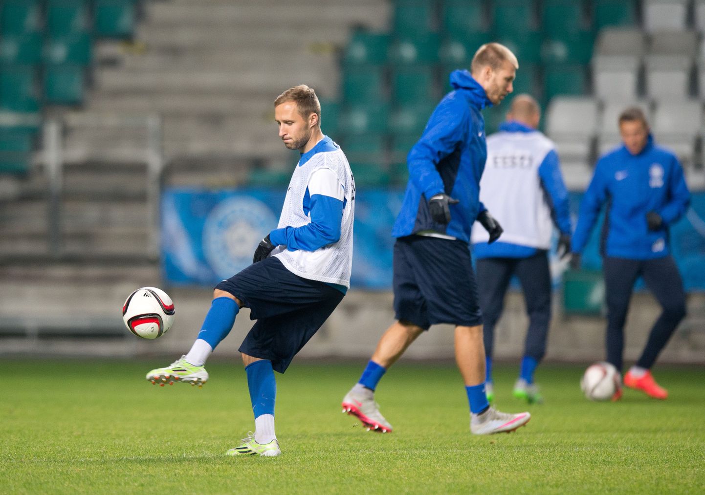 Футболисты сборной Эстонии на тренировке.