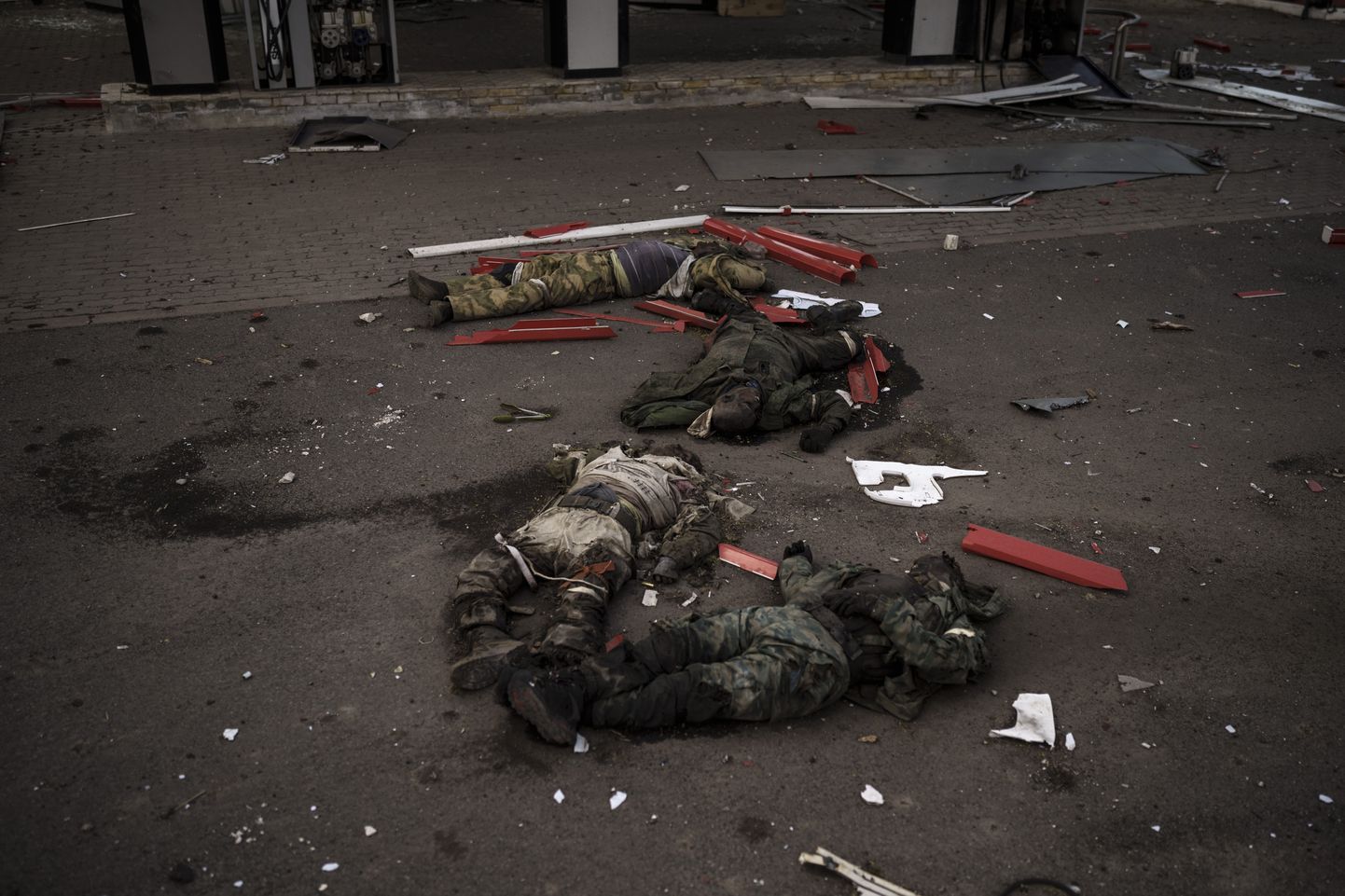 Ukrainas Harkivis Z-tähe kujuliselt pandud surnud sõdurid, kes arvatakse olevat venelased. Ei ole teada, kes ja miks seda tegi