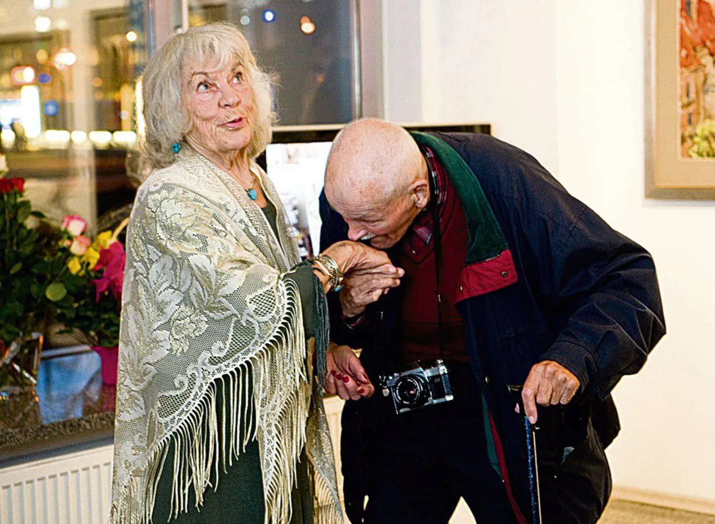 Minu lugupidamine!: päevakangelast õnnitleb legendaarne fotograaf Kalju Suur.