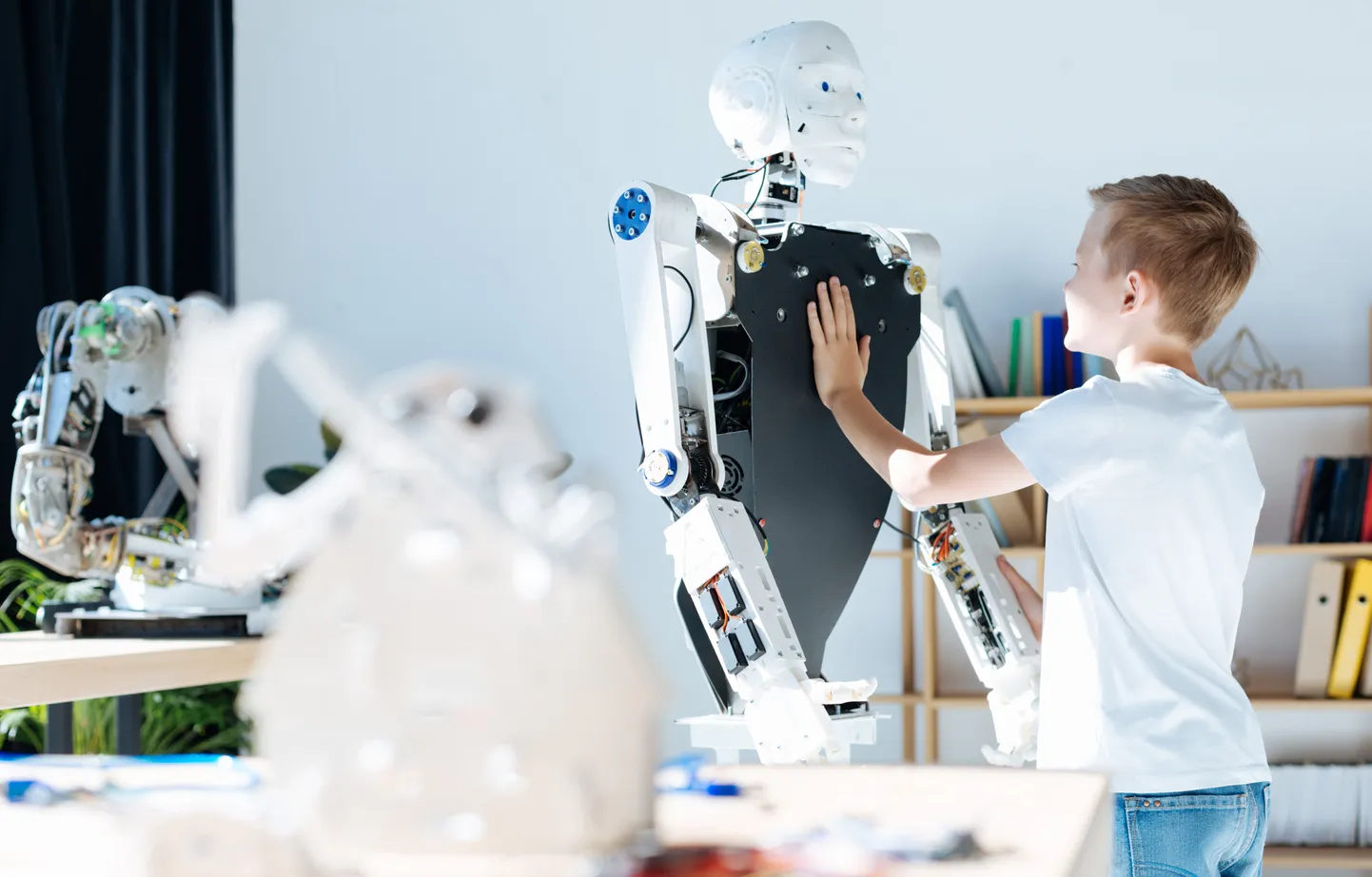 Robot ja inimene.