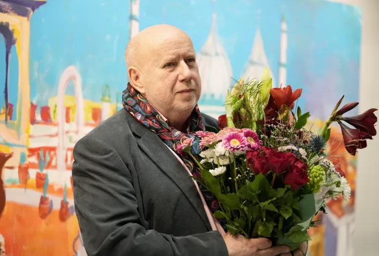 Gleznotājs Aleksejs Naumovs piedalās izstādes "Uzgleznotā arhitektūra" atklāšanas pasākumā Rīgas Tehniskās universitātes Arhitektūras un dizaina institūtā šīgada 10. janvārī.
