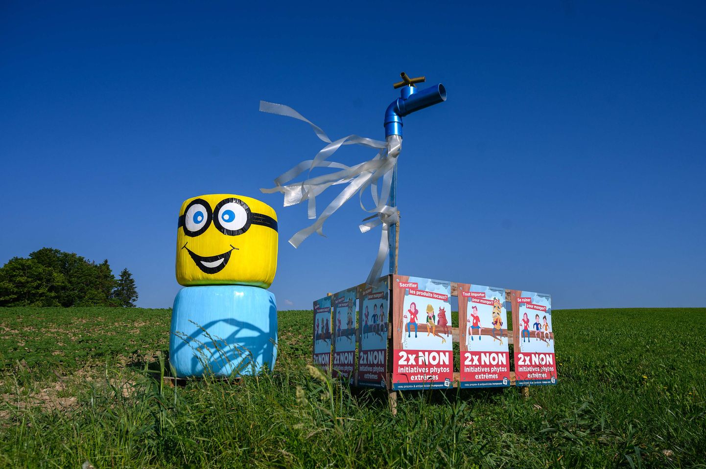 Šveitsis enne rahvahääletust üles seatud põhupallidest tegelane koos plakatiga, mis kutsub hääletama pestitsiidide keelustamise kahe ettepaneku vastu.