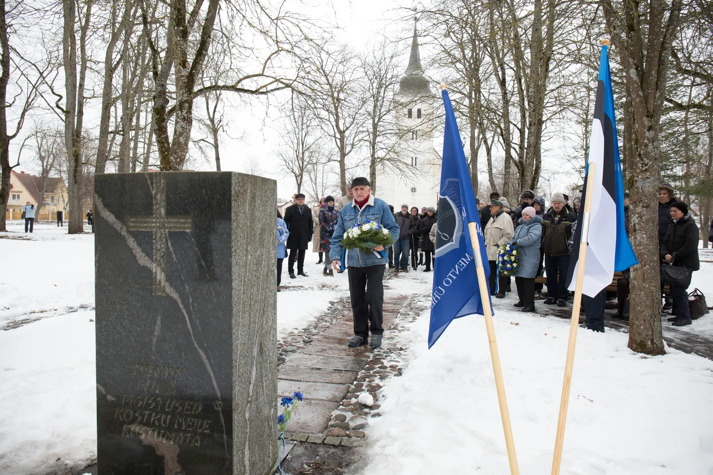 Küüditamisohvrite mälestuspäeval põlesid mälestuskivi juures küünlad ning sinna asetati kimpe ja pärgi. Uno Kõresaar asetas pärja Memento Viljandi ühenduse eest.
