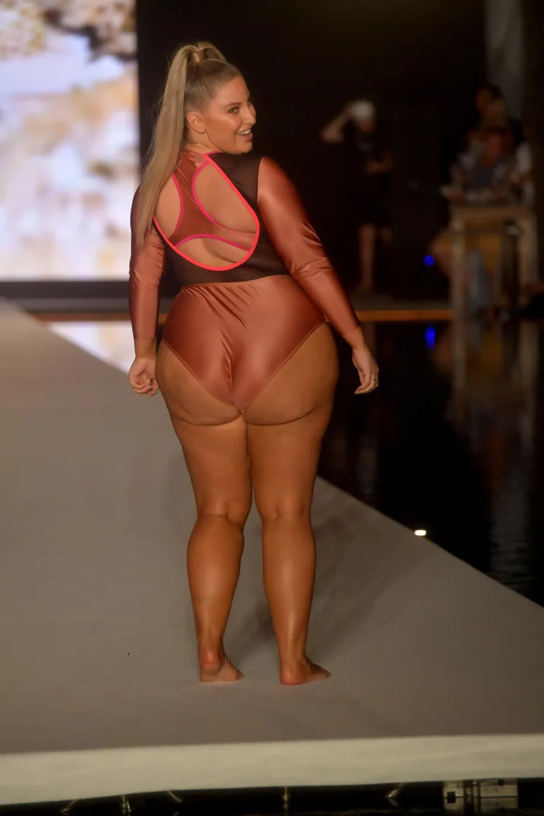 Ashley Alexiss (28) bikiinimodellina Miamis. Tema sõnum on esmalt kehapositiivsus - igas kaalus naine võib kaunis olla. Ja aastatega lisandub kurvidele veel elukogemuse ekstra.
