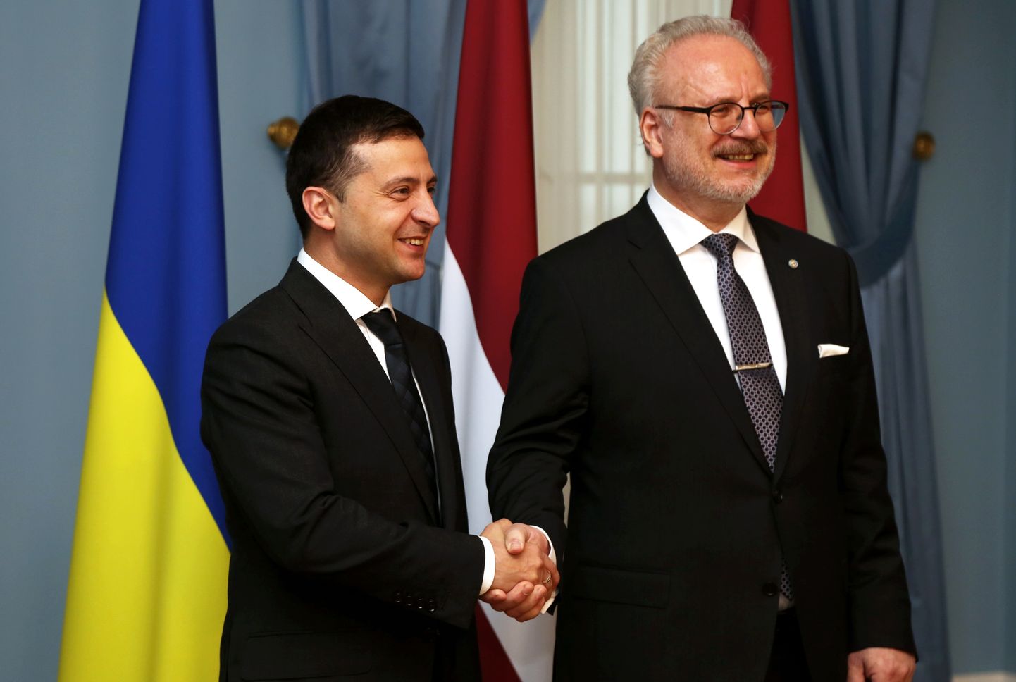 Latvijas prezidents Egils Levits (no labās) un Ukrainas prezidents Volodimirs Zelenskis tikšanās laikā Rīgas pilī.