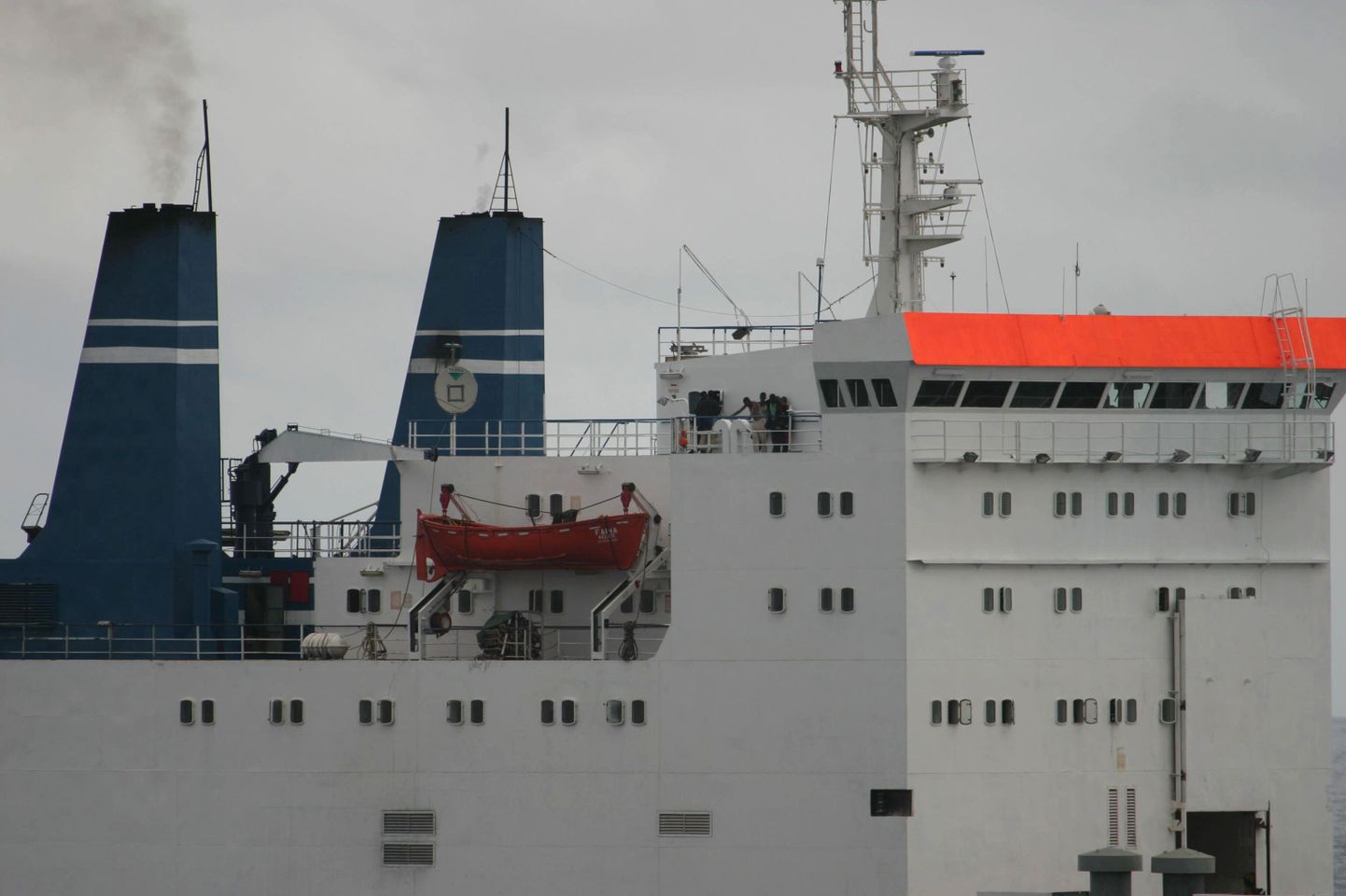 USA mereväe aluselt tehtud pilt relvalastiga Somaalia piraatide küüsi langenud Ukraina kaubalaevast Faina, mis sõidab maailma meredel Belize lipu all.