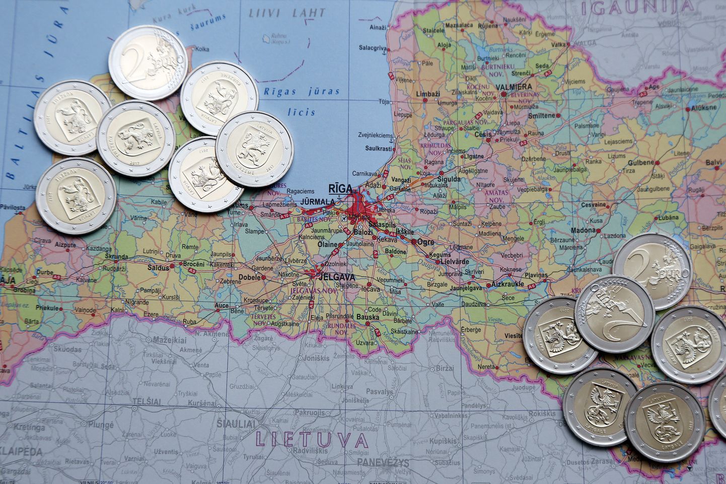 Карта Латвии и монеты