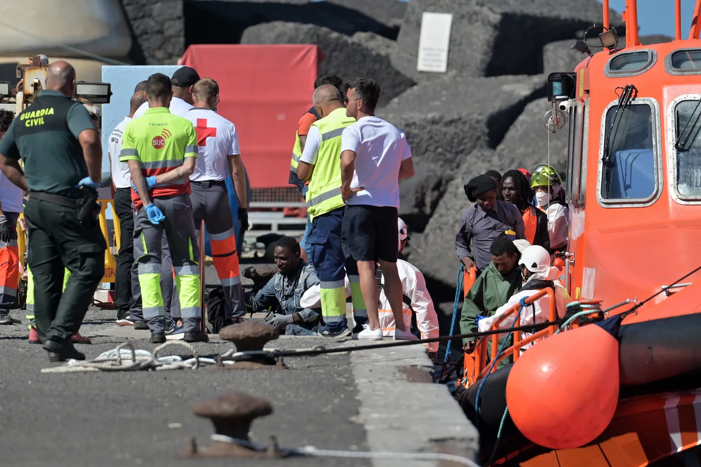 Tsiviilkaardi ja Punase Risti töötajad El Hierrol migrante abistamas.