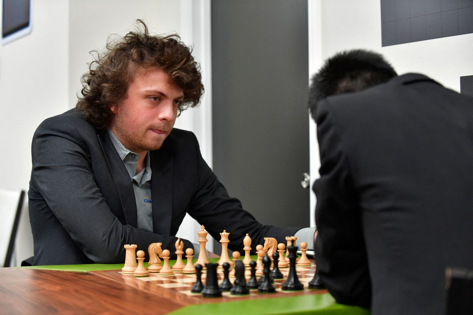 Hans Niemann süüdistab maailmameister Magnus Carlsenit oma maine hävitamises. Pildil seljaga olev mängija ei ole Carlsen.