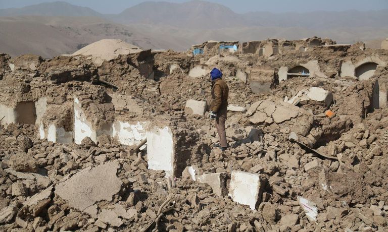 В результате землетрясений целые деревни были превращены в руины