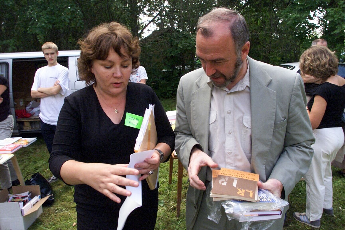 Pildil raamatuküla korraldaja Imbi Paju ja Rein Veidemann 2000. aastal.