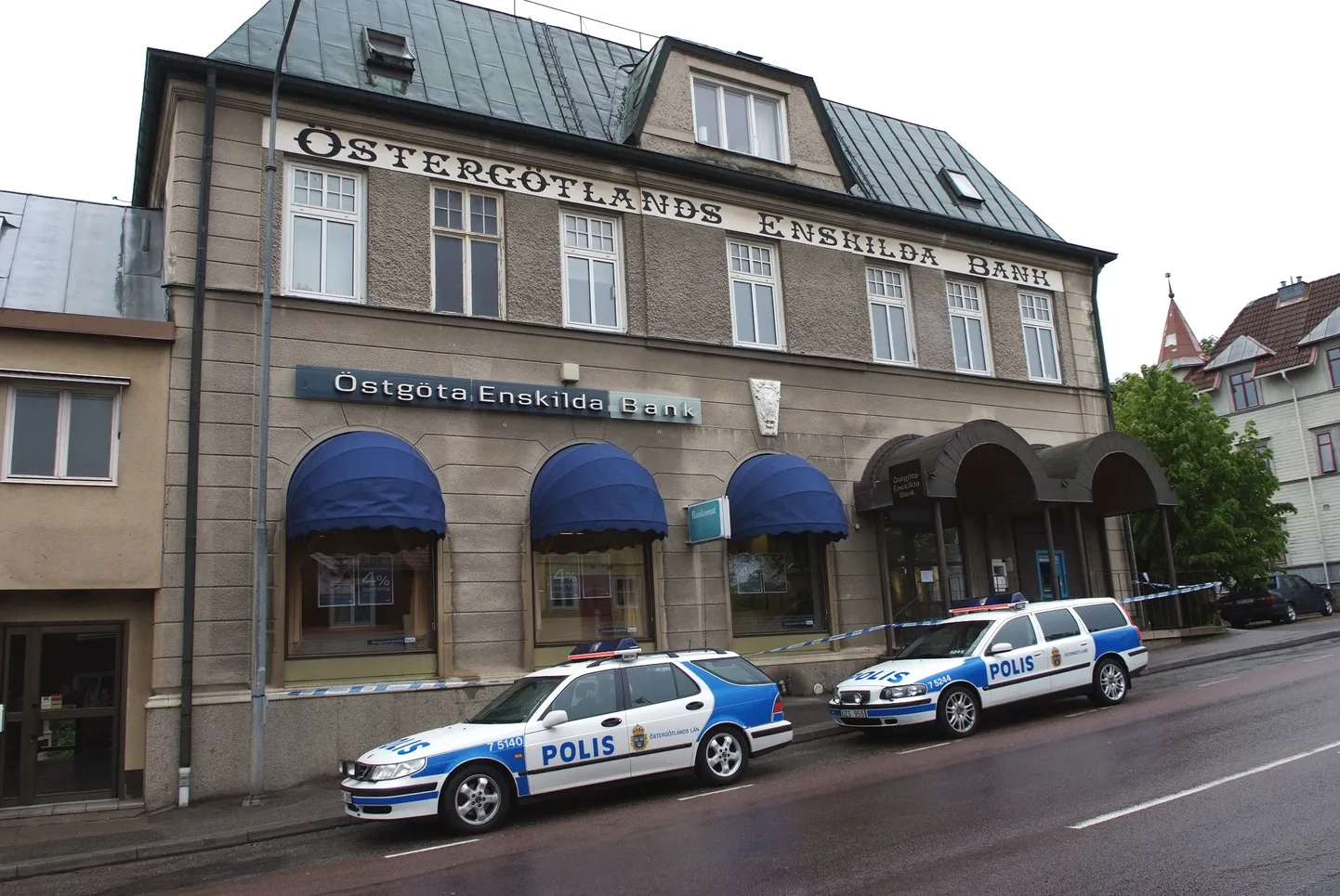 Rootsi politsei Östgöta Enskilda Bankeni ees.
