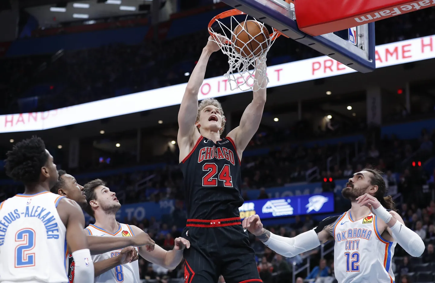 Lauri Markkanen pealtpanekul.