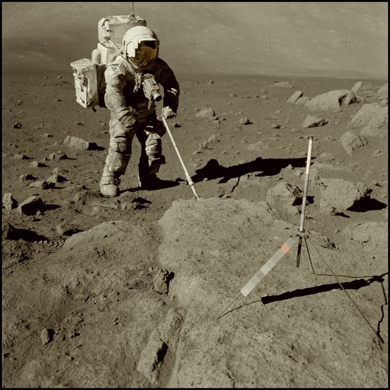 Astronaut ja geoloog Harrison Schmitt 12. detsembril 1972 võtmas Kuult pinnaseproove