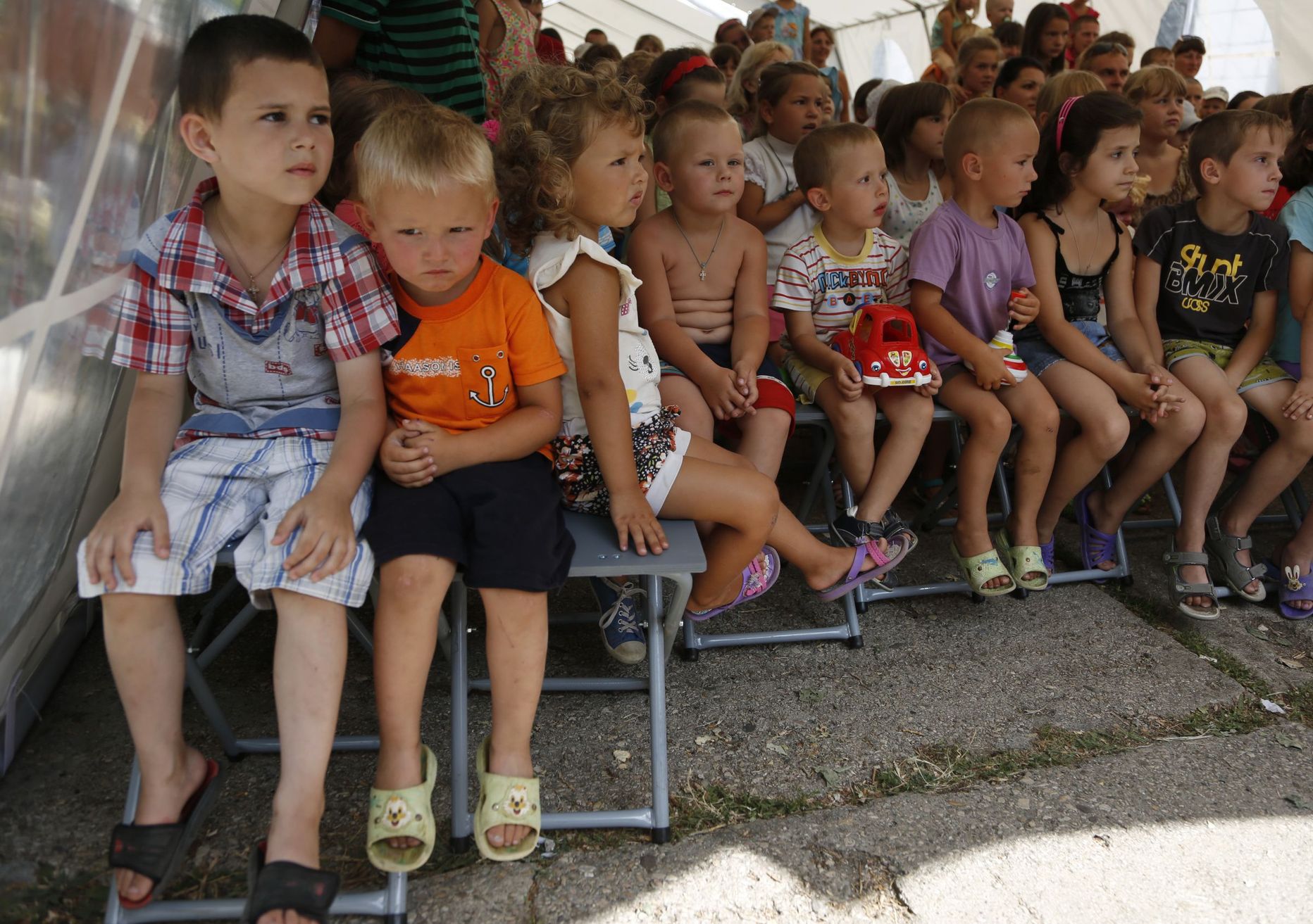 Дети в украинском лагере для беженцев. Иллюстративное фото.
