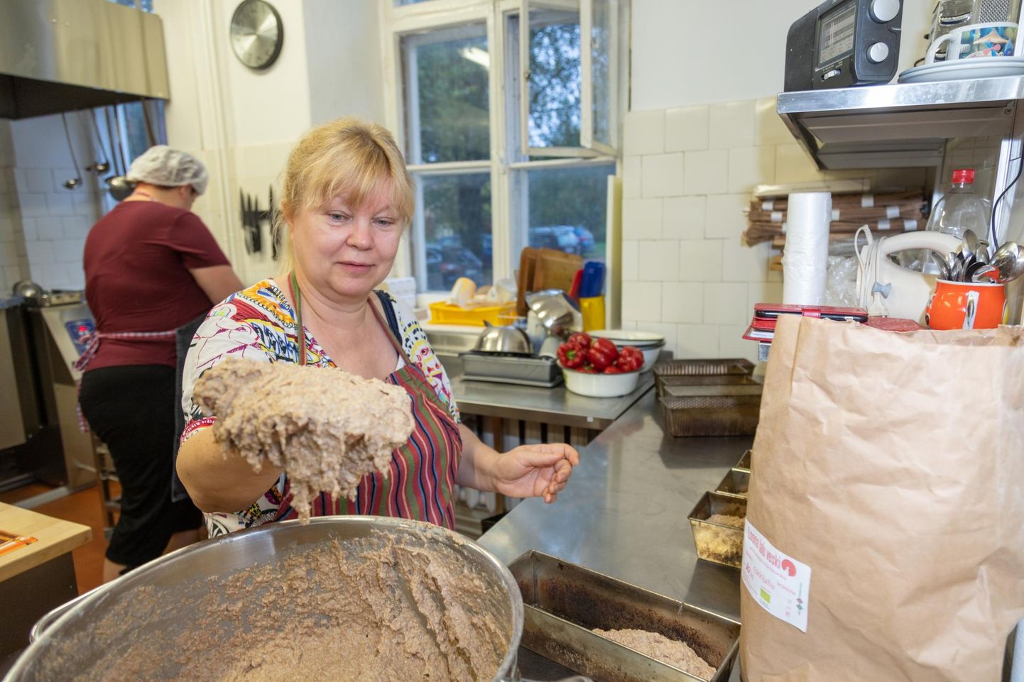 Viljandi Waldorfi koolis tehakse süüa ka veganitele. Pildil valmistab kokk Maret Raudsepp mahejahust leiba, mis sobib kõigile lastele.