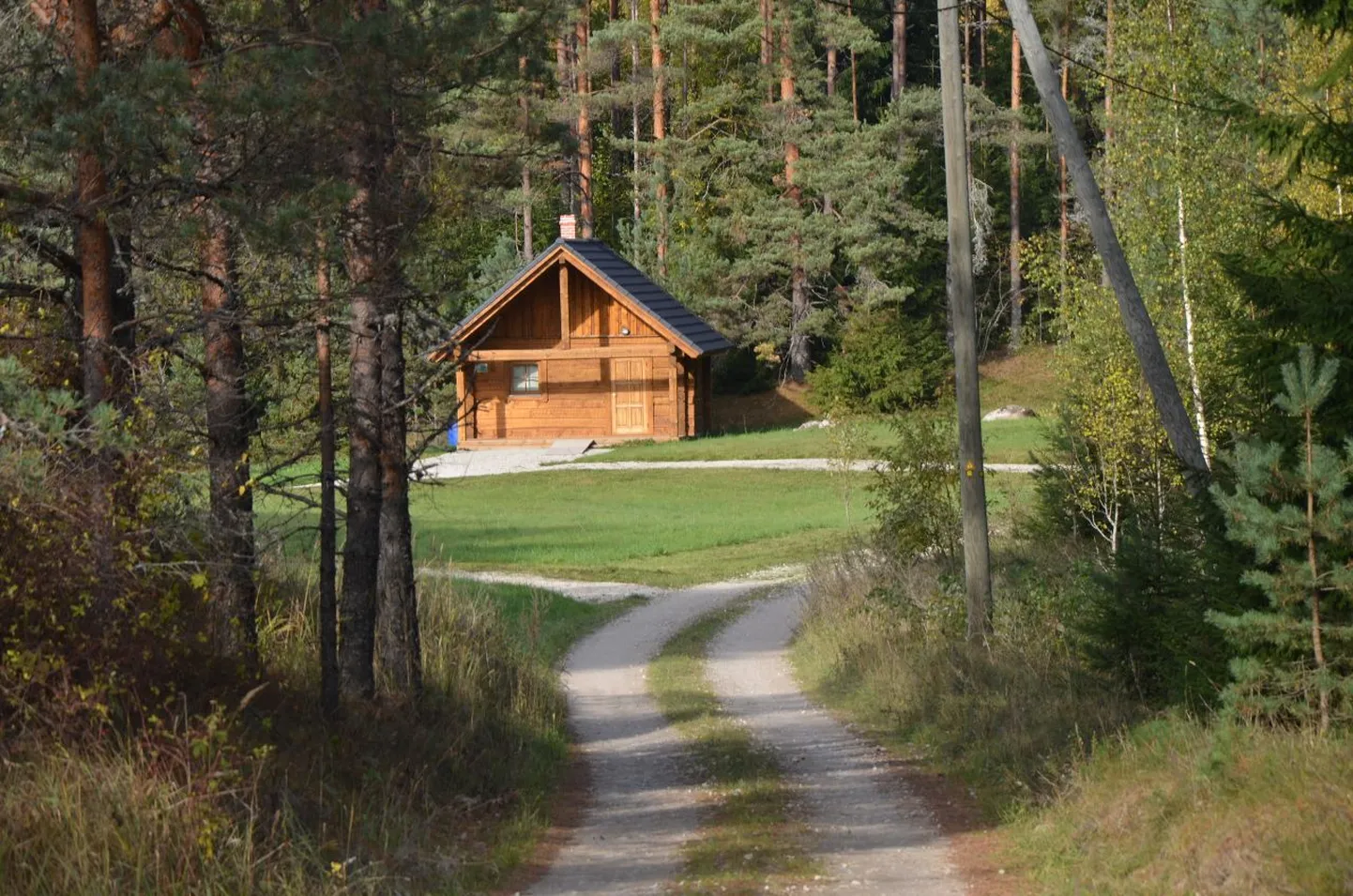 Tõrvaaugul ootab puhkajaid kolm kahekorruselist saunaga palkmaja.