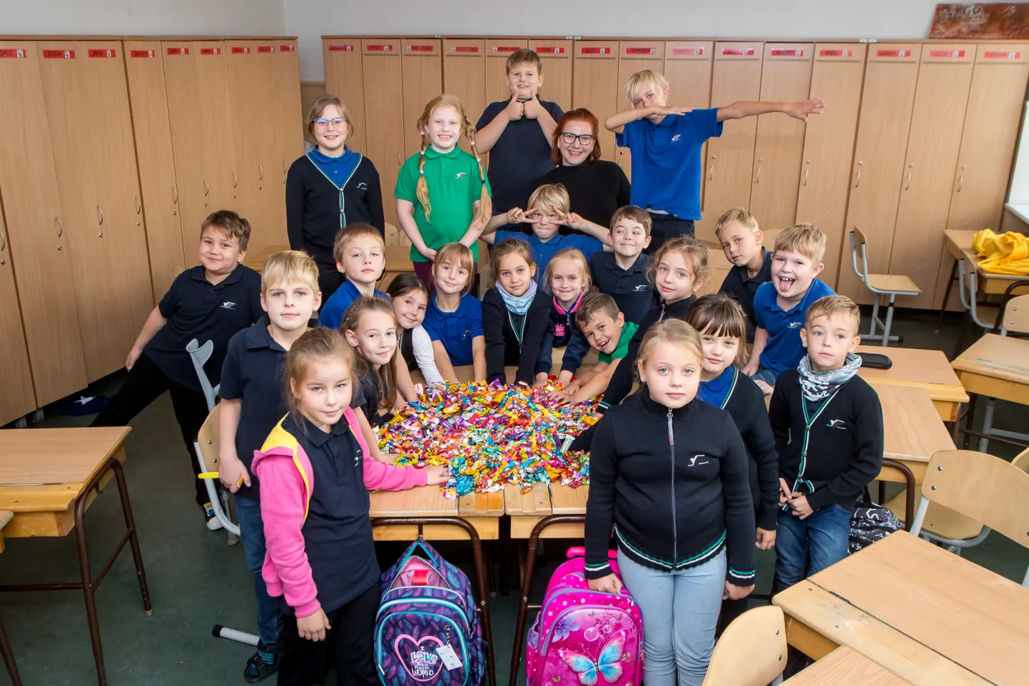 ESIKOHTA VÄÄRT: 1.d klassi õpilased kogusid lausa 9,4 kg komme. Pildile jäid 1. reas  Stella-Liise, Nora, Laura, Maria, Loore, Triine, Keron, Annathea, Lisee ja Maribel; 2. reas Mark, Jakob, Hanna Rica, Remy, Jarven, Kaspar, Mairold ja Ander; 3. reas Kaarel, Liisa, Rasmus, õpetaja Katrin Usin ja Karl Jakob.
