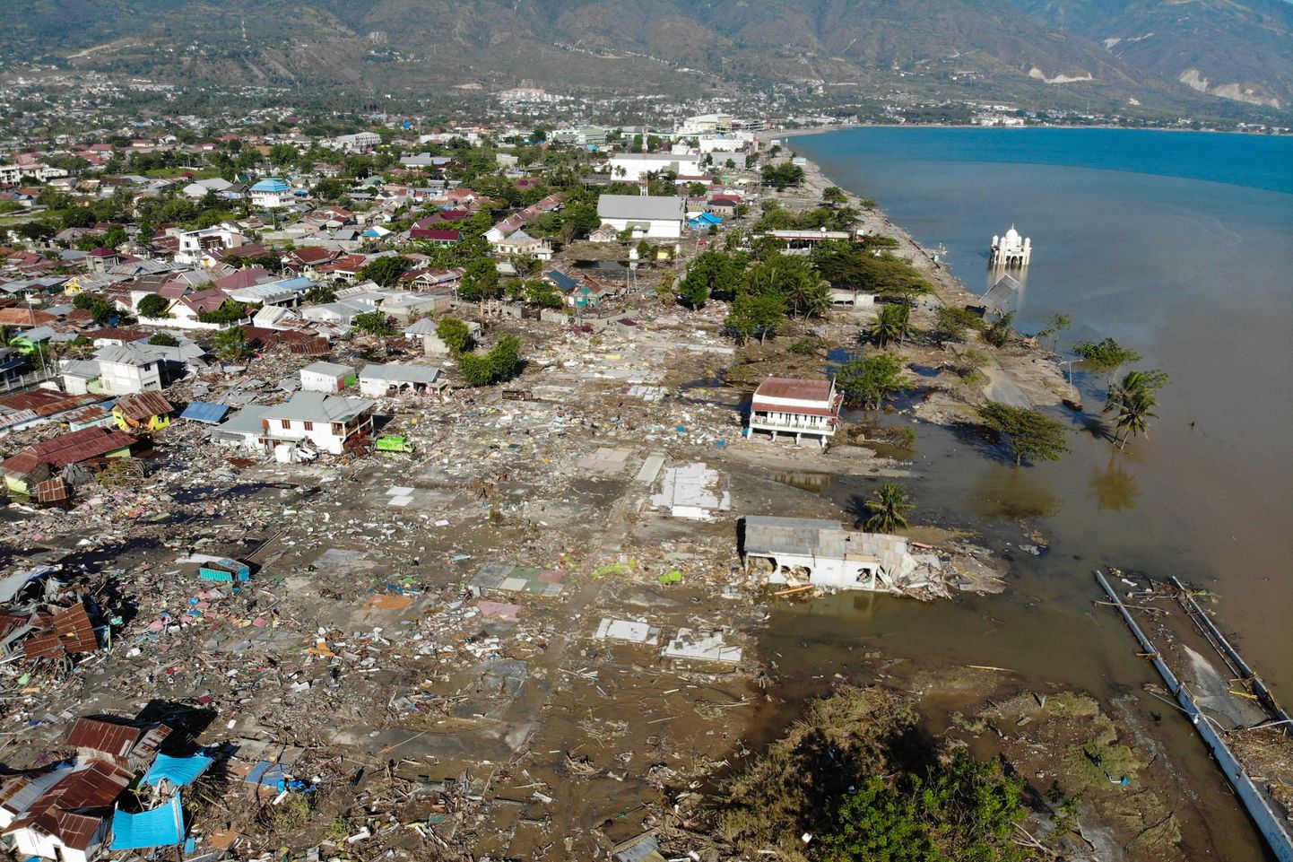 Разрушения на острове Сулавеси.