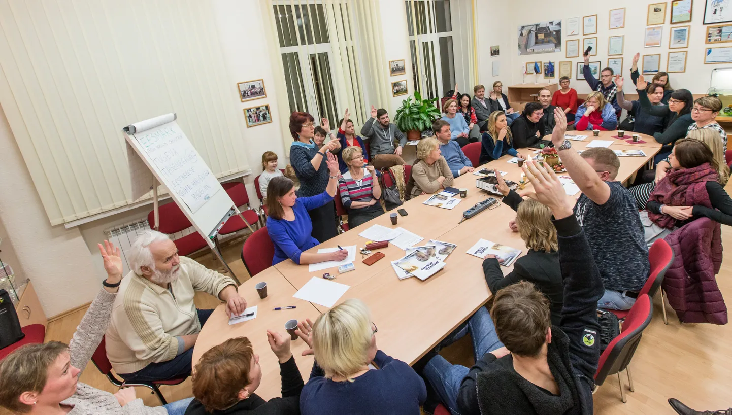 Mure eestikeelse gümnaasiumihariduse jätkumise pärast Kohtla-Järvel tõi neljapäeva õhtul ühise laua taha Järve gümnaasiumi lastevanemad, vilistlased ja poliitikud. 

MATTI KÄMÄRÄ