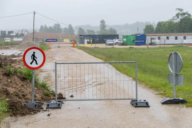 Neljapäeval valitses ehitusobjektil vaikus. Kohal olid mõned töömehed, kes vedasid voolikuid ja tegid muid ettevalmistusi tuleval nädalal töö jätkamiseks.