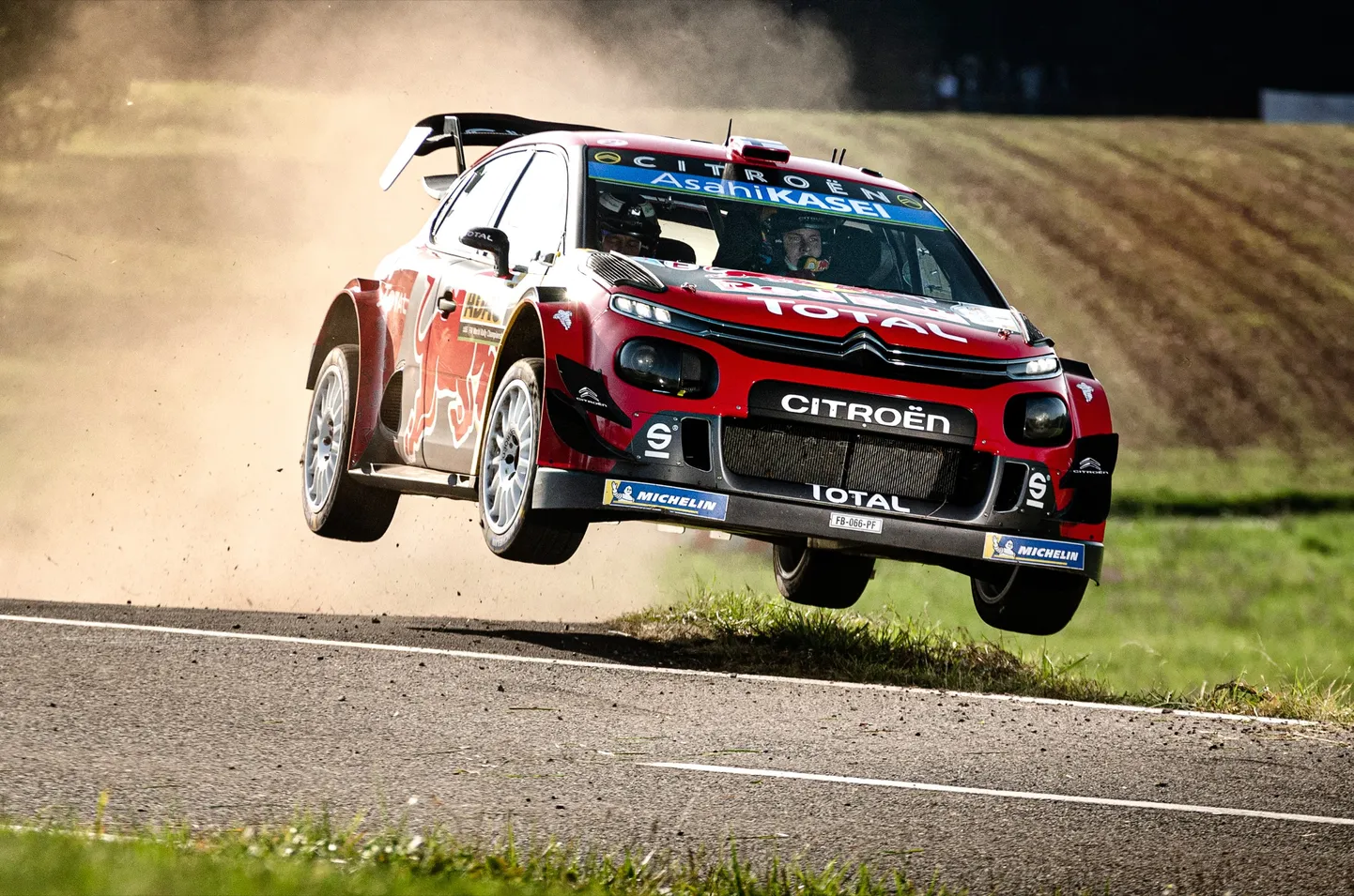 Citroen rallija mašīna sacensībās